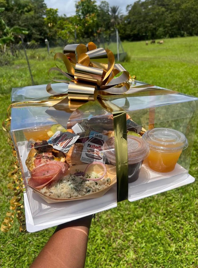 Combo duo de tasses assorties + Brunch Saint-Valentin (livrable à domicile)